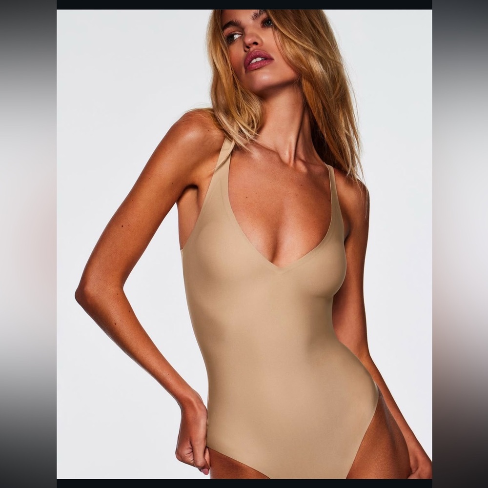 skims Body core shaping Plunge thong bodysuit in clay nwot medium - Picture 2 of 3